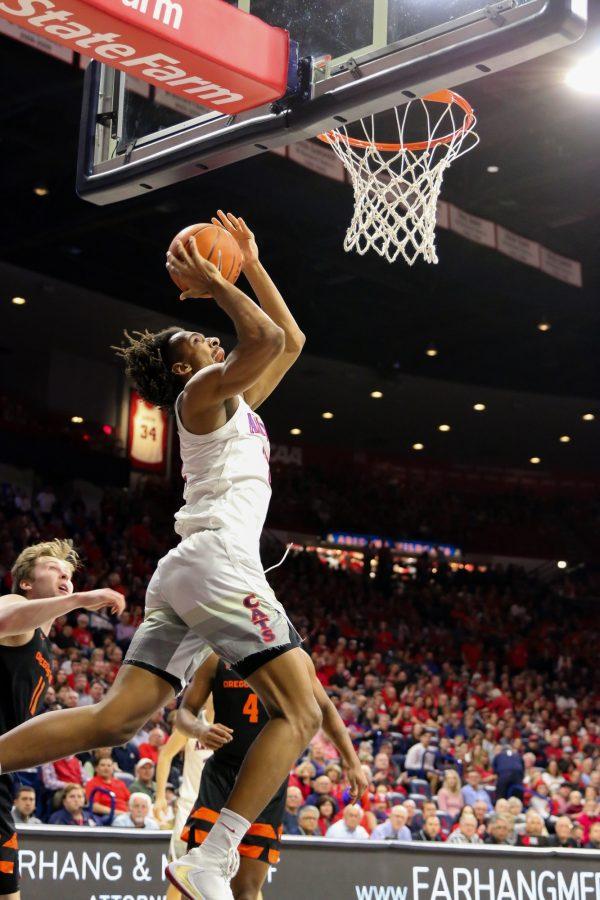 Zeke Nnaji (22) jumps up to shoot the ball into the basket during the second half of the Arizona-Oregon State game. 