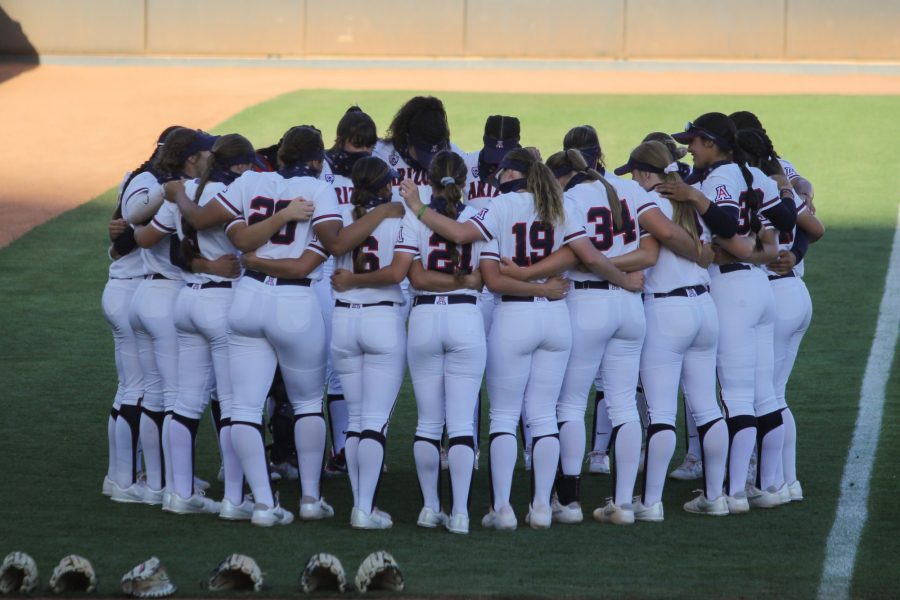 The+team+huddles+before+facing+off+against+New+Mexico+State.+Arizona+Softball+defeated+NMSU+on+Friday%2C+April+9+in+Tucson%2C+Ariz.