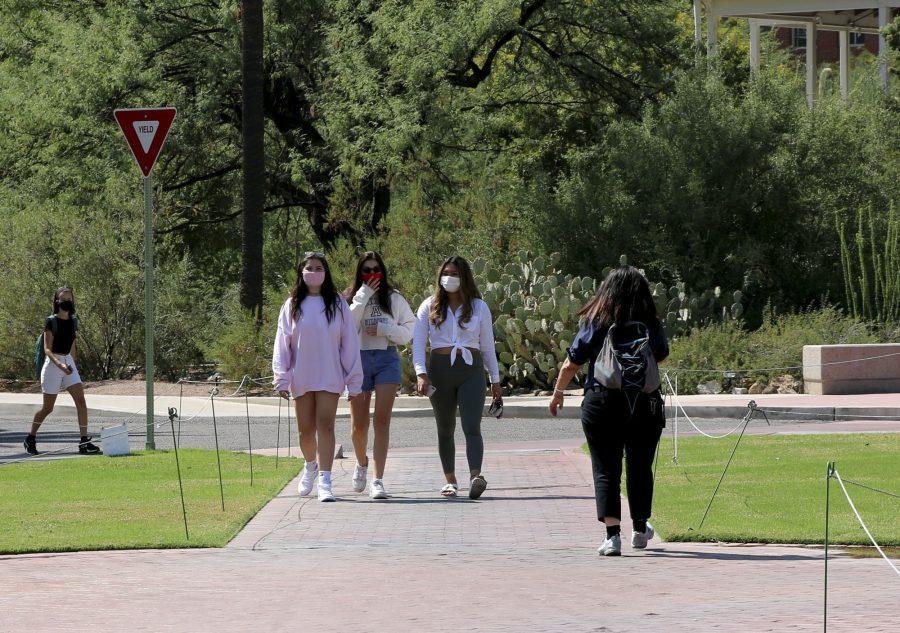 University+of+Arizona+students+walking+around+campus+while+wearing+masks+in+April+2021.
