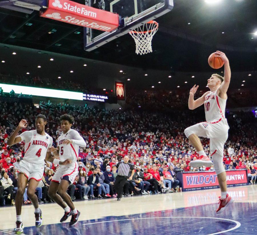 Azuolas+Tubelis+a+forward+on+the+University+of+Arizona+Mens+Basketball+team+receives+a+pass+in+the+open+and+dunks+on+Thursday+Feb.+17+in+the+McKale+Center.+The+WildCats+would+win+the+game+83-69.