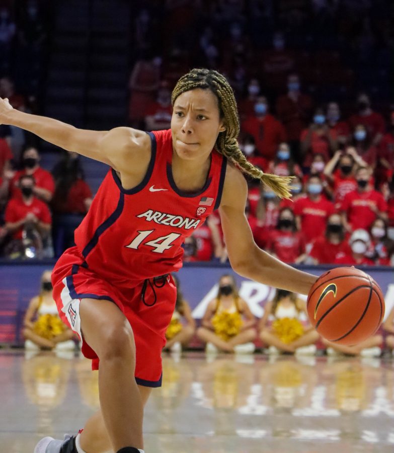 Sam+Thomas%2C+a+guard+on+the+Arizona+womans+basketball+team%2C+throws+a+hook+pass+to+a+teammate+on+Sunday%2C+Feb.+13+in+McKale+Center.+The+Wildcats+would+go+on+to+win+the+game+62-58.