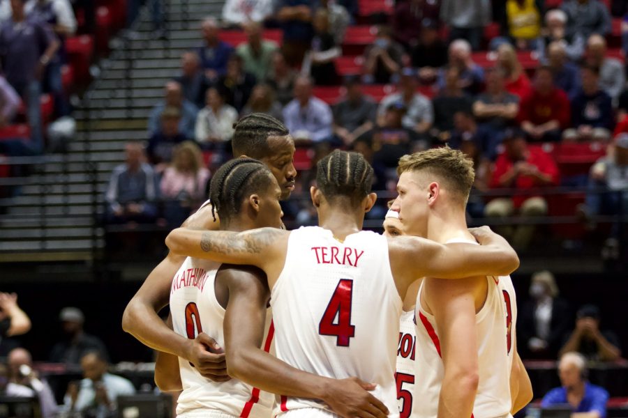 The Arizona mens basketball team huddles up during a timeout on March 20, 2022 versus TCU in the Round of 32 during the NCAA Tournament. 