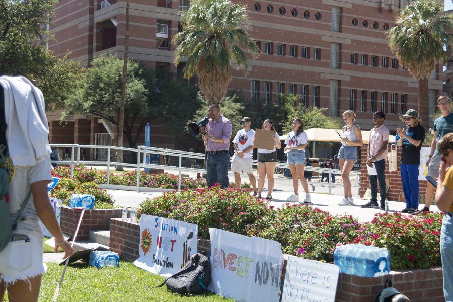 The+University+of+Arizona+Divest+organized+an+anti-fossil+fuel+protest+on+the+University+of+Arizona+Mall+Friday%2C+Sept.+23.+UAZ+Divest+hopes+to+get+the+UA+to+stop+investing+in+fossil+fuels.
