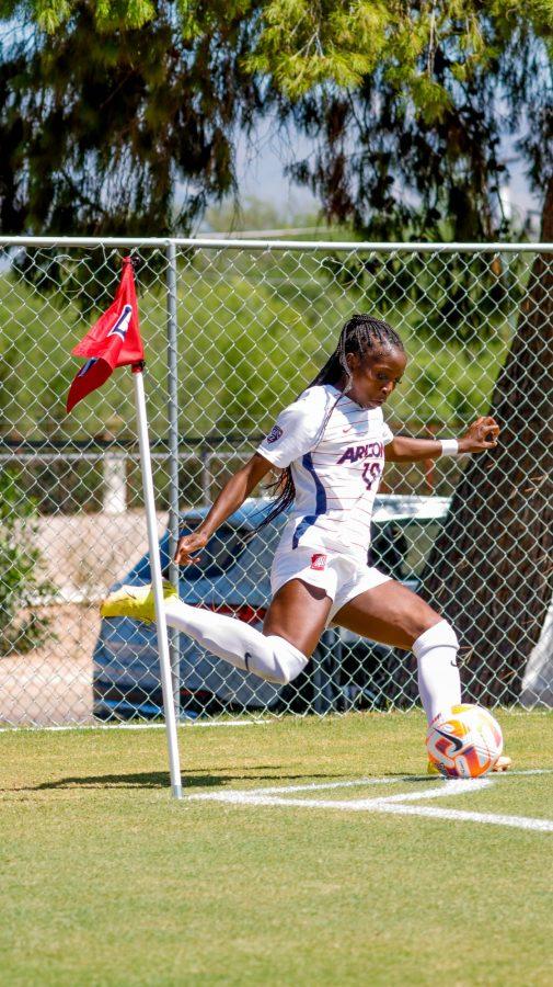 Nyota Katembo, a midfielder on the Arizona soccer team, takes a corner kick on Sept. 4 at Mulcahy Soccer Stadium. The Wildcats would end the game in a 2-2 tie after 90 minutes of play.