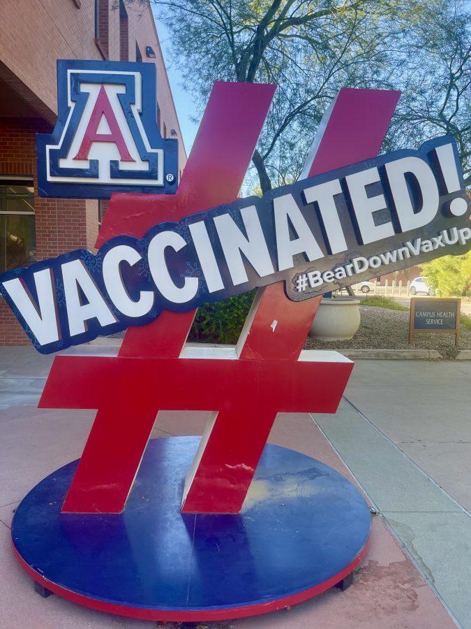 A vaccination sign stands in front of Campus Health on the University of Arizona Campus in Tucson, AZ., on Monday, Oct. 31. (Courtesy of Hannah Cree, El Inde Arizona).