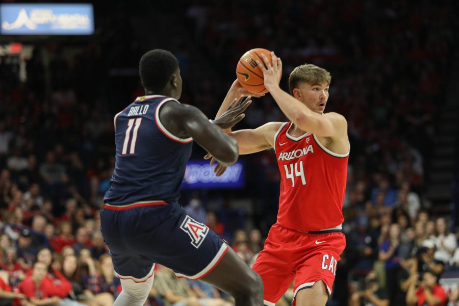 Oumar Ballo (11) and Dylan Anderson (44) saved and attacked one by one Sep 30, 2022. The Wildcats basketball red and blue game was held in McKale Center.