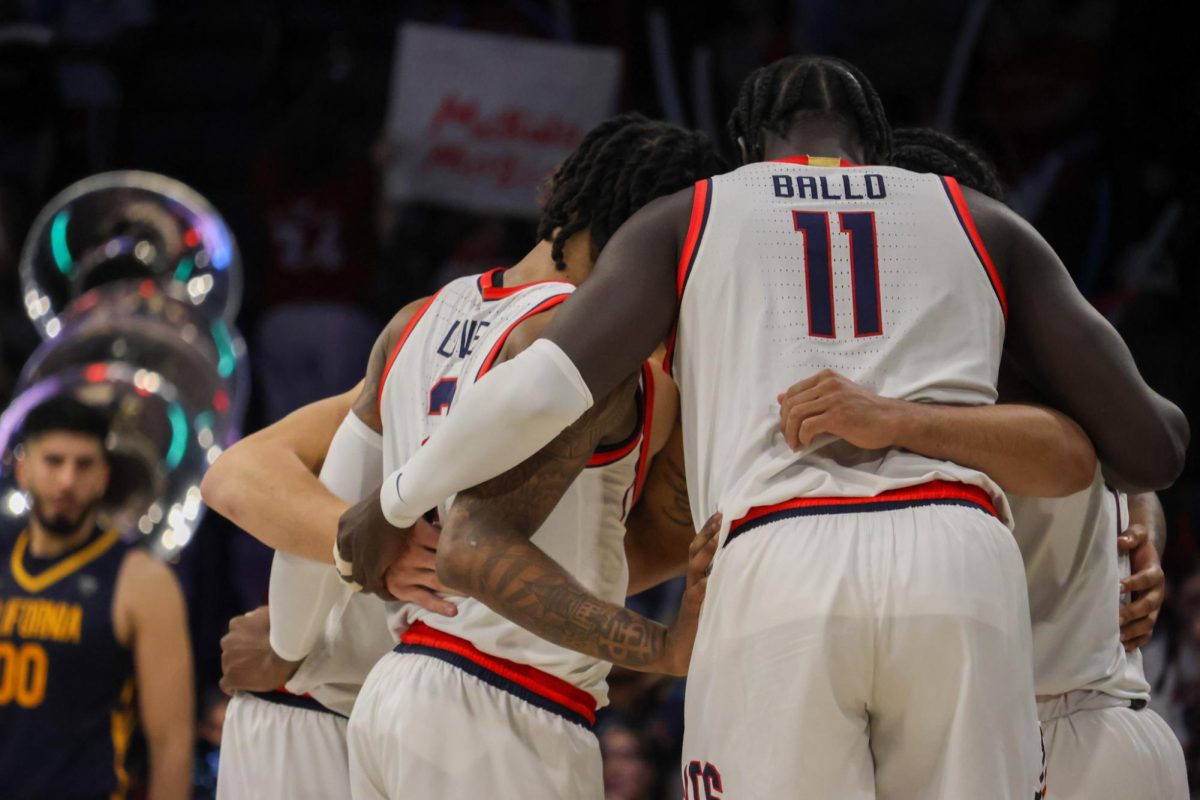 The+Arizona+men%E2%80%99s+basketball+starters+huddle+before+their+game+against+Cal+on+Feb.+1+in+McKale+Center.+By+halftime%2C+they+had+a+48-28+lead+over+the+Golden+Bears.%0A