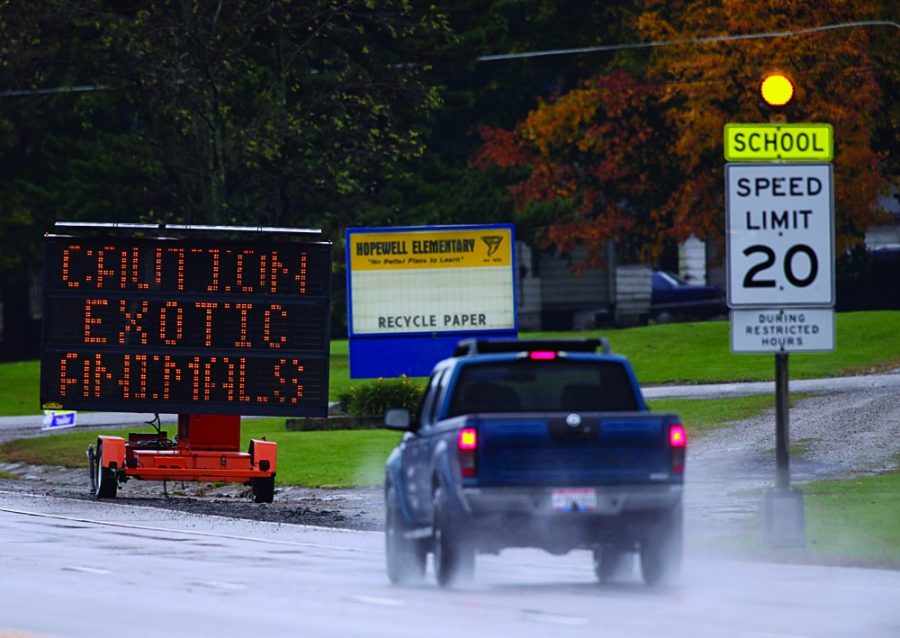 Traffic+signs+warn+drivers+to+stay+in+their+cars+because+of+exotic+animals+on+the+loose+near+Zanesville%2C+Ohio+on+Wednesday%2C+October+19%2C+2011.+Wild+bears+and+other+beasts+from+an+exotic-animal+farm+were+still+roaming+free+in+a+rural+area+of+eastern+Ohio+on+Wednesday+morning%2C+and+people+were+being+told+to+stay+indoors%2C+according+to+news+reports.+%28Chris+Russell%2FColumbus+Dispatch%2FMCT%29