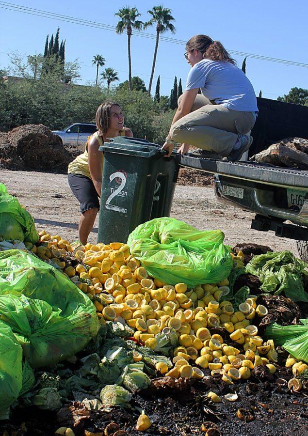 Samatha Munsey / Arizona Daily Wildcat
Environmental science junior Taryn Contento and Sarah
Appleby,veterinary science sophomore, unload compost bins collected
at the Student Union Memorial Center.