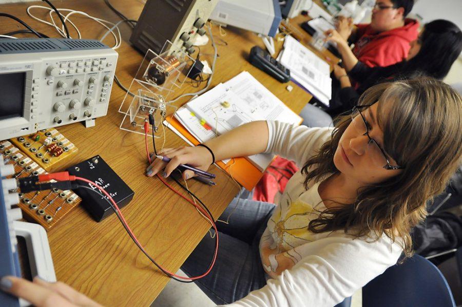 Alex Kulpinsky/ Daily WIldcat
Autumn Eaton, a material sciences engineering sophomore, creates a radio signal receiver in her engineering lab in the Physics and Atmospheric Sciences building on Friday, Nov. 18. 