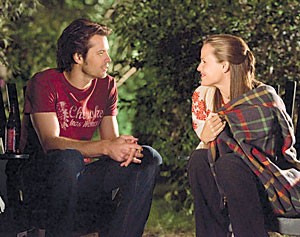 Timothy Olyphant and Jennifer Garner star in Catch and Release. The film follows Garners character, Gray Wheeler, as she copes with the death of her fiance and learns about his past from Olyphants character, Fritz.