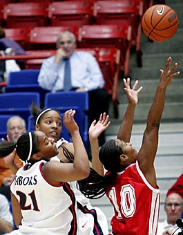 Twin freshman forwards Rheya, left, and Rhaya Neabors defend guard Jaime Octave TTuesday in Arizonas 83-41 win over the Colonels in McKale Center. TThe Wildcats have two sets of twins this year with the additions of the Neabors and Bofia twins.