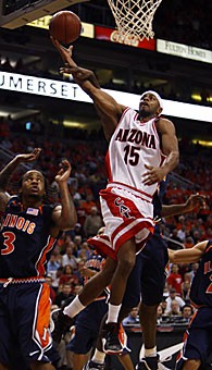 Arizonas Mustafa Shakur goes up to the basket over Illinois defender Chester Frazier and another defender during the second half of Arizonas Hall of Fame Challenge game against Illinois, Saturday December 2, 2006 at US Airways Arena in Phoenix. Arizona beat Illinois 84-72.