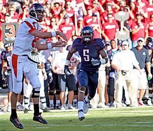 Arizonas Antoine Cason pressures Oregon State quarterback Matt Moore during the Wildcats 17-10 loss to the Beavers Oct. 21. The junior cornerback was named Pacific 10 Conference Defensive Player of the Week for the second time in his career yesterday.