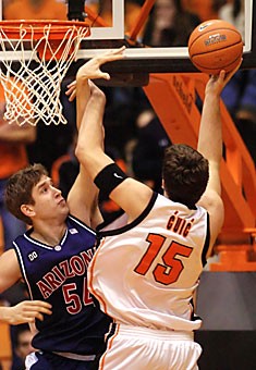 Kirk Walters defends the net as Oregon States Aleksandar Cuic attempts to score on Jan. 12, 2006. The Wildcats lost 75-65.