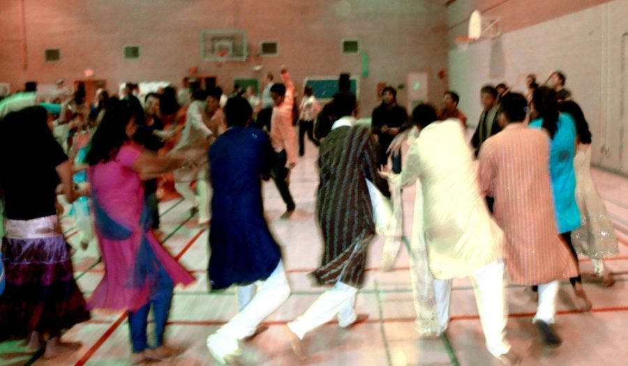 In+celebration+of+the+Indian+event+Garba%2C+community+and+Indian+club+members+gathered+to+dance+and+pray+Saturday+at+the+Ina+A.+Gittings+building.+In+addition+to+raising+cultural+awareness%2C+the+event+also+served+as+a+fundraiser+to+raise+money+for+housing+and+transportation+for+international+students.+