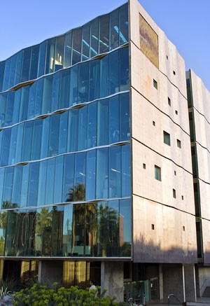 The Meinel Optical Sciences buildings outside structure gives the building a natural cooling effect and saves energy. The copper skin was also shipped in locally to avoid bringing in materials from a long distance. 
