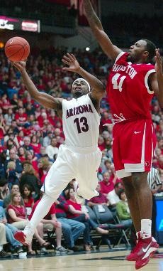 Arizona guard Nic Wise drives to the hoop against Houston forward Qarraan Calhoun during a 96-90 UA overtime win Saturday in McKale Center. Wise averages 35.8 minutes per game, which is the fourth most in the Pacific 10 Conference.