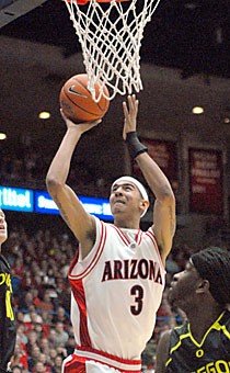 UA forward Marcus Williams drives to the basket while fending off Oregon defenders in the Wildcats loss to the then-No. 15 Ducks Sunday in McKale Center. The No. 11 mens basketball team will face off against USC tonight. 