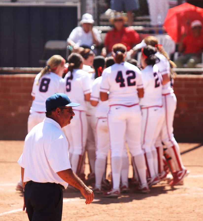 Head+coach+Mike+Candrea+walks+off+the+field+after+freshman+Matte+Haack+hit+a+solo+home+run+in+extra+innings+as+Arizona+defeated+Hofstra+10-6+in+Super+Regional+play+on+May+23+at+Hillenbrand+Stadium.