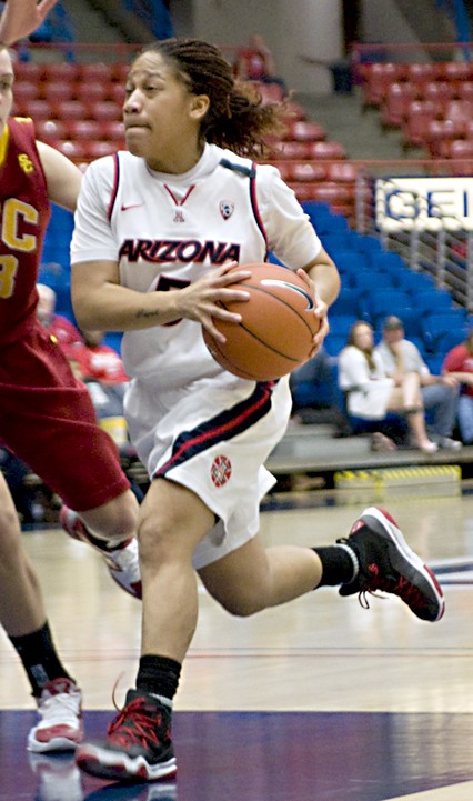 Michelle+A.+Monroe+%2F+Arizona+Daily+Wildcat+%0A%0ANo.+5+Womens+Basketball+player+Shanita+Arnold+drives+for+a+basket.
