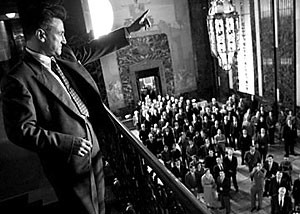 Sean Penn, as the Louisiana demagogue Willie Stark, addresses a crowd in All the Kings Men, Steven Zaillians long-awaited adaptation of the classic novel.