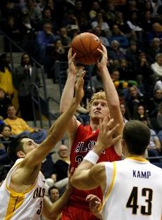 UA forward Chase Budinger goes up for a shot against Cal forwards Ryan Anderson (left) and Harper Kamp during the Wildcats 79-75 win Saturday in Haas Pavilion. Budinger scored 17 points in the first half and then went scoreless before scoring four crucial points in crunch time.