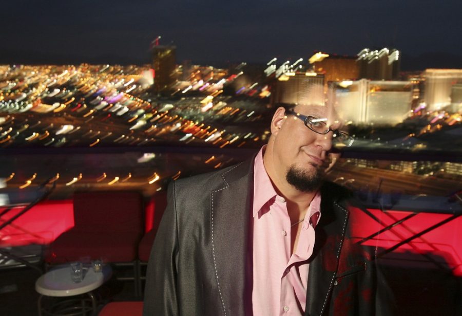 Penn+Jillette+stands+tall+on+the+roof+of+the+Rio%2C+where+he+performs+magical+illusions+nightly+in+the+duo+Penn+%26+Teller.+%28Chris+Welsch%2FMinneapolis+Star+Tribune%2FMCT%29