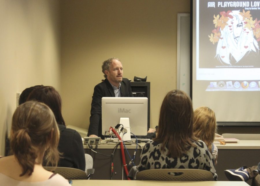 Janice Biancavilla/ Arizona Daily Wildcat
Oscar winning filmmaker Mark Mills speaks to Media Arts students during a workshop in the Marshall Building on Thursday, March 1. 