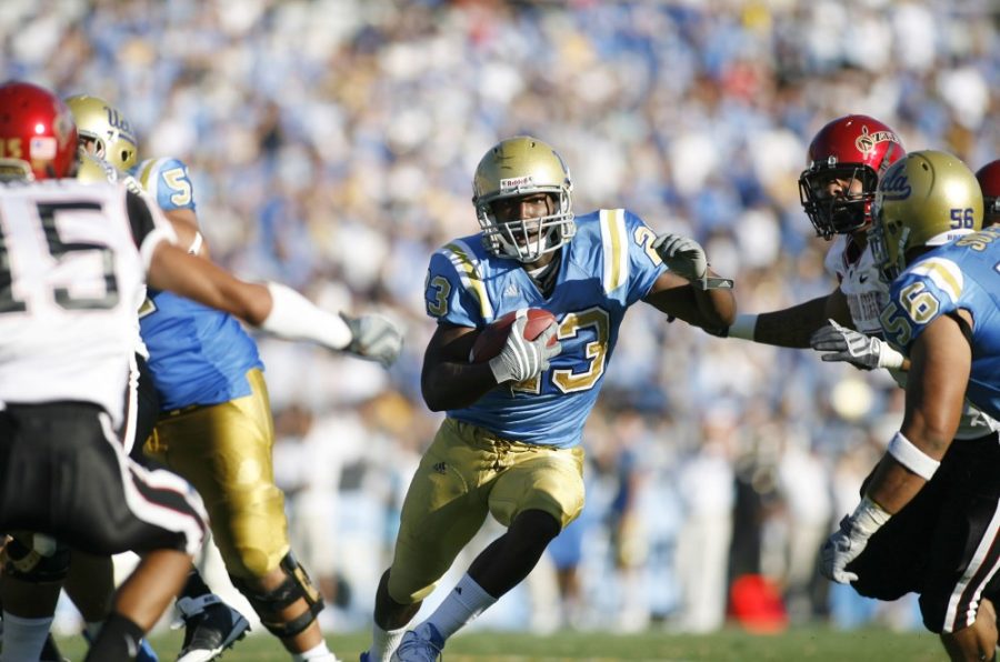 UCLA running back Jonathan Franklin runs through a big hole in the first quarter for a touchdown against San Diego State at the Rose Bowl on Saturday, September 5, 2009, in Pasadena, California. (Armando Brown/Orange County Register/MCT)