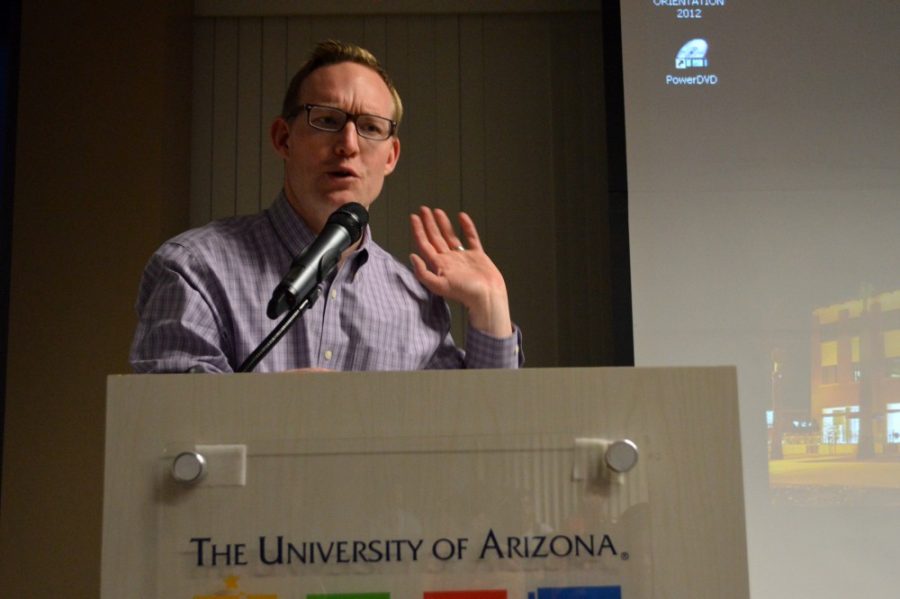 Mylo+Erickson+%2F++Arizona+Daily+Wildcat%0A+%0ARyan+Gabrielson+talks+to+U+of+A+students+about+his+experiences+with+investigative+journalism.
