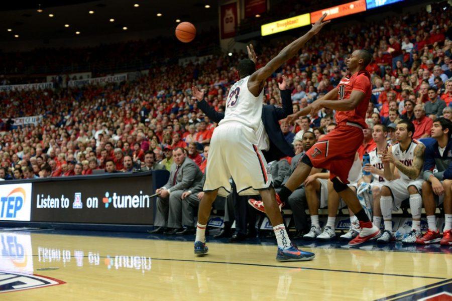 Tyler+Baker+%2F+The+Daily+Wildcat%0A%0AUA+freshman+forward+Rondae+Hollis-Jefferson+guards+against+Texas+Tech+on+Tuesday+at+the+McKale+Center.+