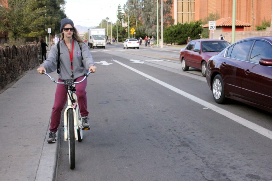 Savannah+Douglas+%2F+The+Daily+Wildcat%0A%0AAshley+Hammond%2C+a+dance+sophomore+at+the+University+of+Arizona%2C+uses+the+bicycle+path+along+the+streetcar+route+to+make+her+way+around+campus+on+Tuesday.+Hammond+is+excited+for+the+streetcar+to+be+active%2C+but+wishes+it+would+progress+quicker.+