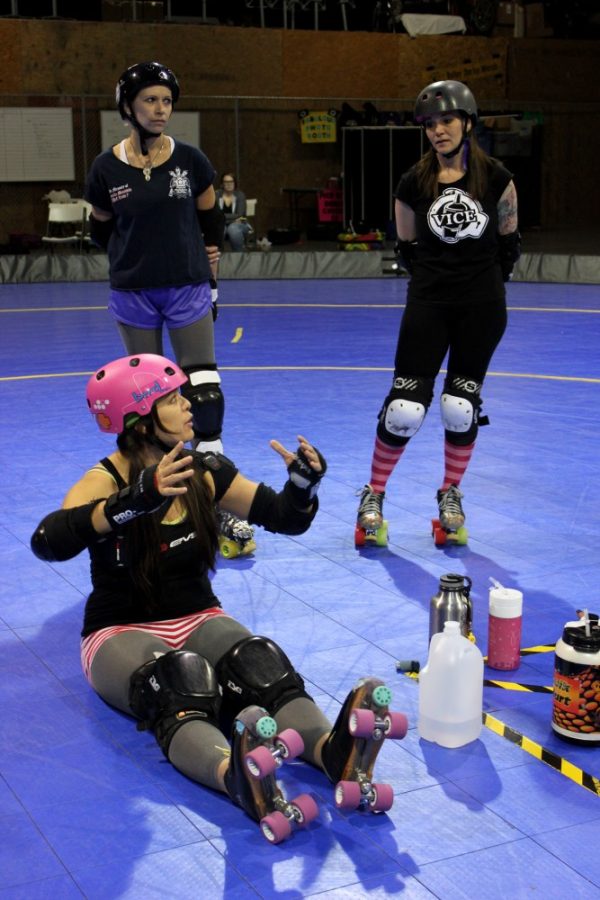 Savannah+Douglas%2F+The+Daily+Wildcat%0A%0AMembers+of+the+Tucson+Roller+Derby+discuss+strategies+during+a+practice+on+Thursday.+