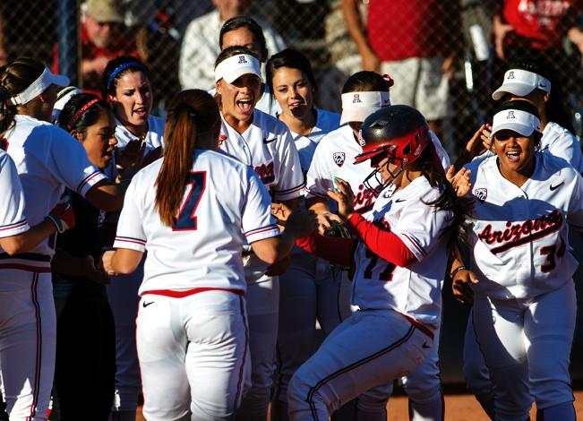Carlos+Herrera%2FThe+Daily+Wildcat%0A%0APlayers+greet+junior+Chelsea+Goodacre+%2877%29+after+her+homer+against+Tennessee+State+on+Feb.+15+during+the+Hillenbrand+Invitational.+Arizona+clobbered+the+Tigers+10-1+in+five+innings.