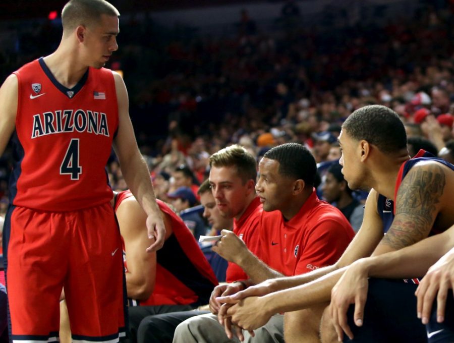 Arizona+mens+basketball+assistant+coach+Damon+Stoudamire+talks+to+guard+T.J.+McConnell+during+Arizonas+annual+Red-Blue+Game+on+Oct.+18+in+McKale+Center.+Along+with+Joseph+Blair%2C+Stoudamire+has+continued+the+tradition+of+former+Wildcats+coaching+at+Arizona.