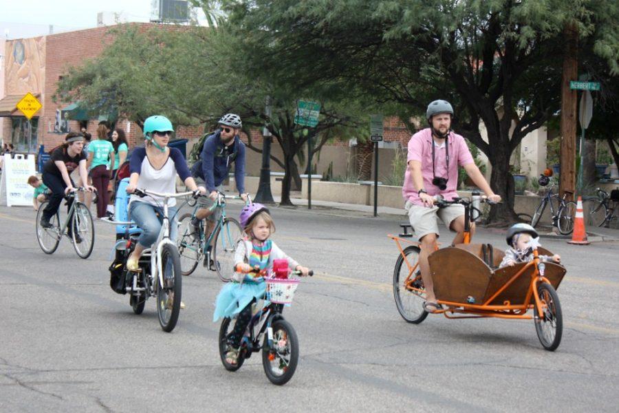 Cecilia+Alvarez+%2F++The+Daily+Wildcat%0A%0AThe+6th+annual+Cyclovia+Tucson+was+on+Sunday+Nov.+2nd.+Bicyclist+and+others+got+to+enjoy+the+streets+surrounding+Catalina+Park+and+part+of+4th+ave.++