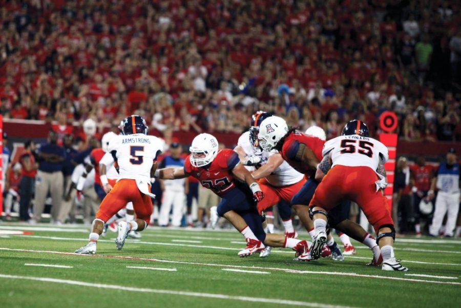 Former+Arizona+linebacker+Jake+Fischer%2C+number+33%2C+goes+for+a+tackle+against+UTSA+on+Saturday%2C+Sept.+14%2C+2013.