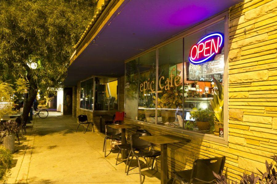 Streetlights+illuminate+Epic+Cafe+on+Thursday%2C+Oct.+1.+The+cafe+is+located+at+745+N.+Fourth+Ave.