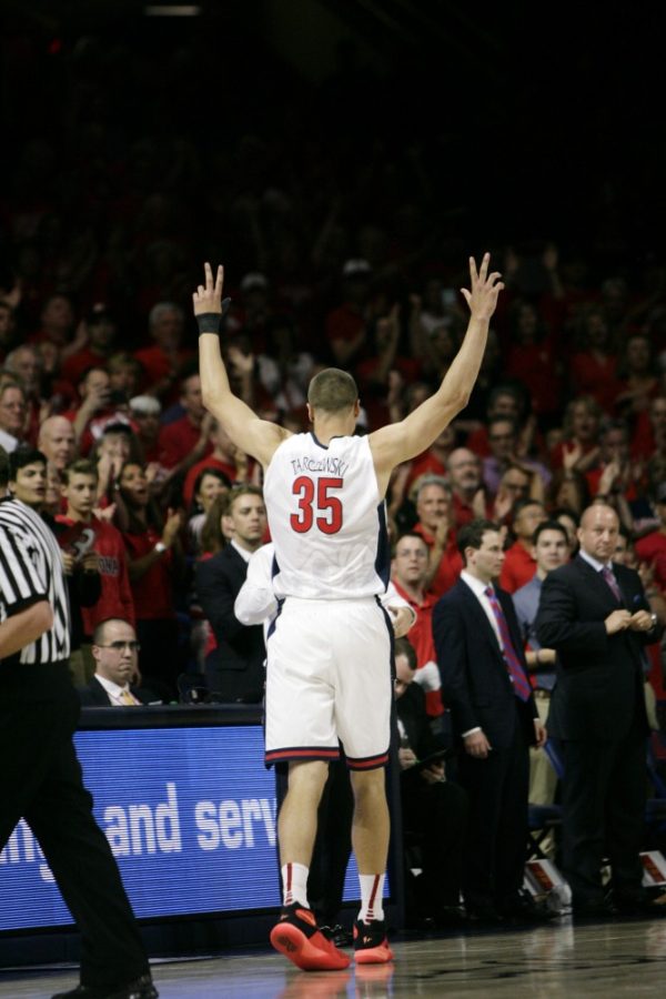Arizona+center+Kaleb+Tarzewski+%2835%29+holds+his+hands+up+as+he+walks+off+the+court+during+his+final+game+in+McKale+Center+on+March+5.+