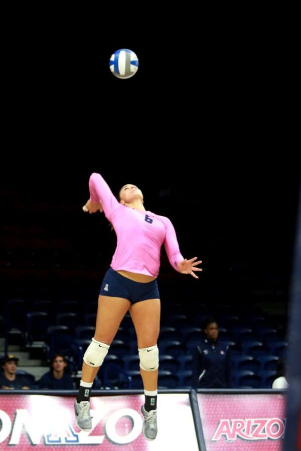 Arizona+outside+hitter+Katarina+Pilepic+serves+the+ball+during+a+match+against+Oregon+on+Saturday%2C+October+1.+The+Wildcats+fell+to+the+Ducks+1-3.