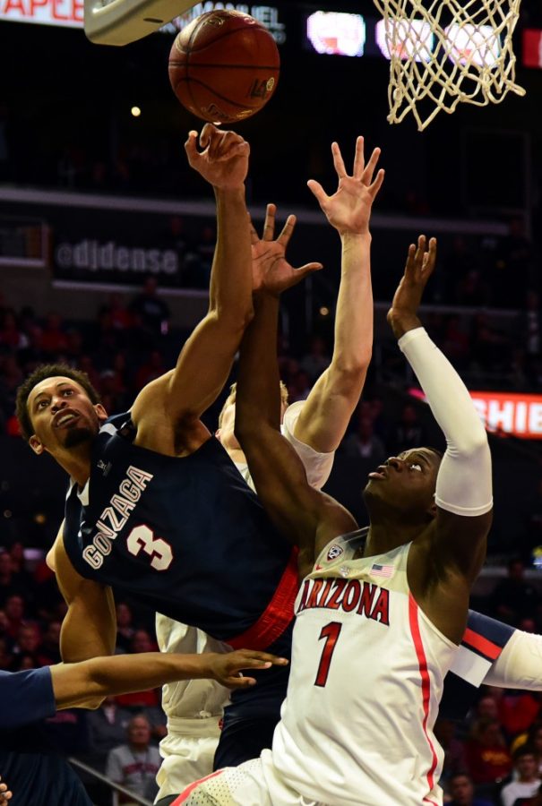 Gonzaga+Bulldogs+forward+Johnathan+Williams+%283%29+and+Arizona+Wildcats+guard+Rawle+Alkins+%281%29+clamber+for+a+rebound+during+Arizonas+69-62+loss+to+Gonzaga+at+the+Staples+Center+in+Los+Angeles+on+Saturday%2C+Dec.+3%2C+2016.+