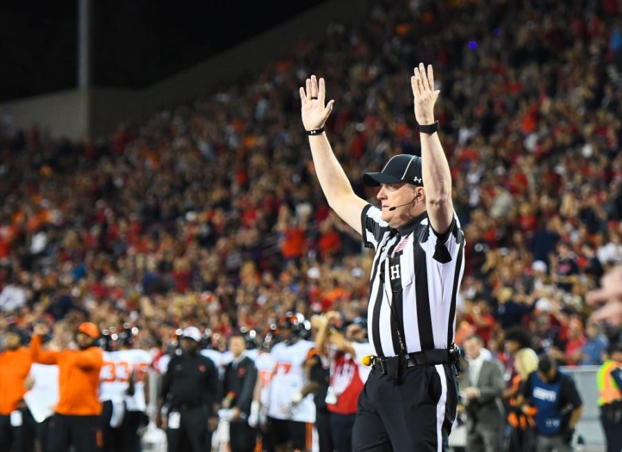 A+referee+holds+up+the+sign+for+a+touchdown+for+Arizona+during+the+UA-Oregon+State+game+on+Nov.+11+at+Arizona+Stadium.+The+Wildcats+beat+the+Beavers+49-28.
