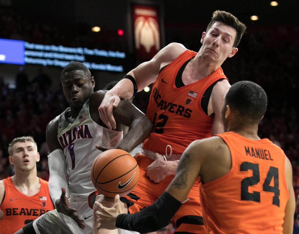 A scuffle for a rebound between Arizona's Rawle Alkins (1) and Oregon State's Drew Eubanks (12).
