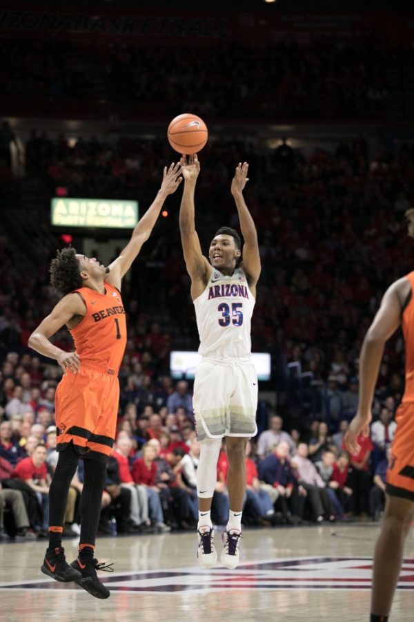 Arizonas+Allonzo+Trier+%2835%29+shoots+past+Oregon+States+Stephen+Thompson+Jr.+%281%29.+Trier+had+21+points+in+the+game%2C+leading+the+Wildcats.%26nbsp%3B