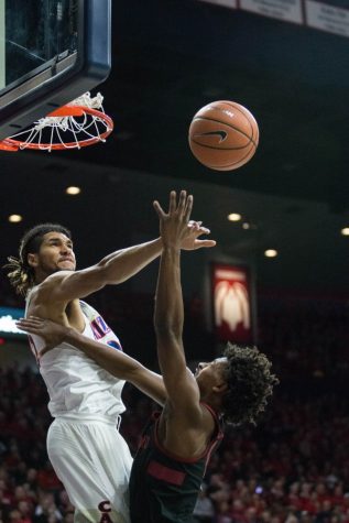 Arizona's Keanu Pinder (25) blocks a shot from a Stanford's Daejon Davis (1) during the Arizona_Stanford game in Thursday March 1 at McKale Center.