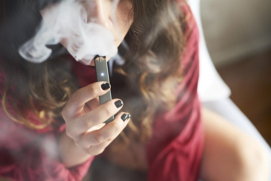 TEENAGER+VAPES+WITH+A+JUUL%2C+a+popular+e-cigarette.+JUUL+Labs+is+the+largest+retail+e-cigarette+brand+in+the+US.+