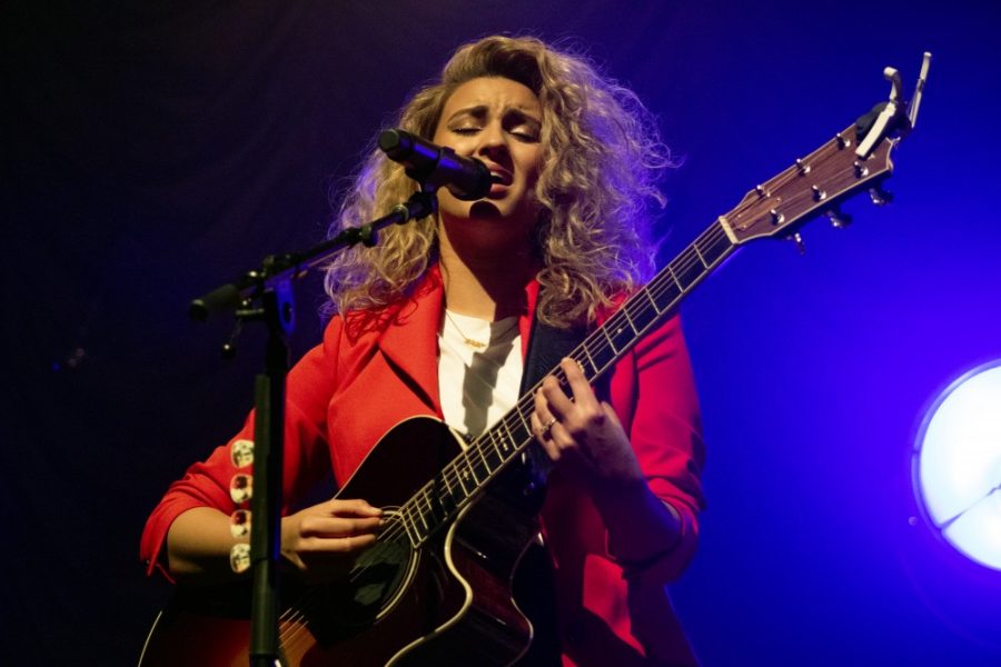 Tori+Kelly%2C+a+Grammy+award-winning+singer+and+guitarist%2C+performs+an+acoustic+session+on+Monday%2C+Feb.+25+at+the+Fox+Theatre.+