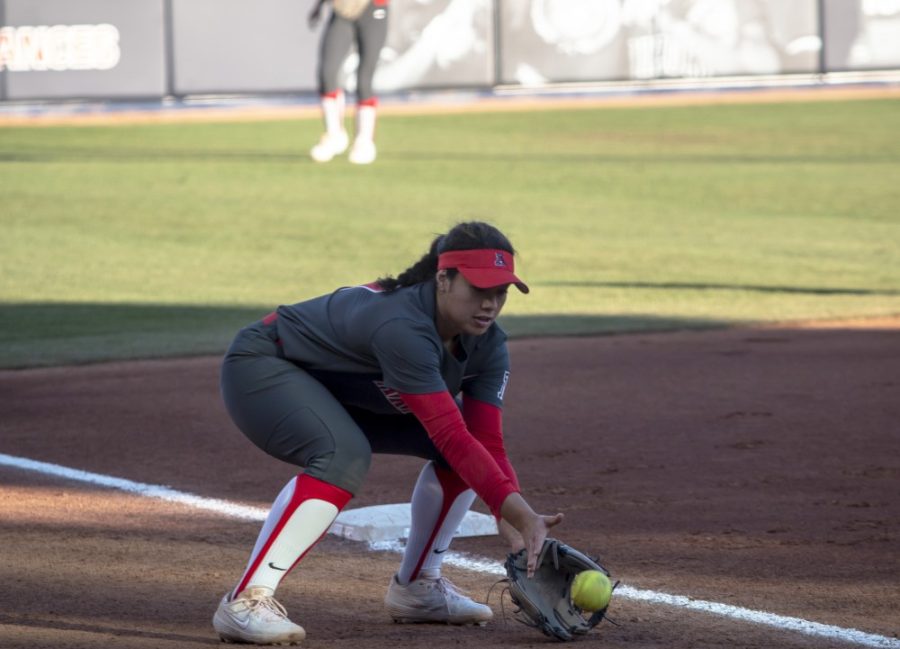 Malia+Martinez+%2817%29+focuses+on+an+incoming+ground+ball+in+the+fourth+inning+of+the+Arizona-Alabama+on+Saturday+Feb.+16+in+Tucson%2C+Ariz.+in+the+Hillenbrand+Stadium.+The+Wildcats+lost+to+Alabama+1-6.