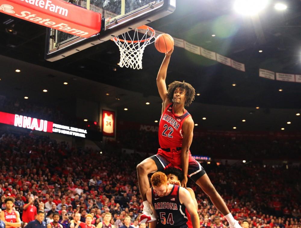Arizona freshman Zeke Nnaji (22) jumps over Nico Mannion (1) during the dunking competition before the start Red-Blue game. 